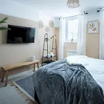 Gloucester Getaway With Gaming Room, Desk & Parking