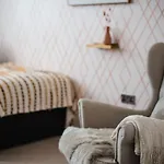 Gloucester Getaway With Gaming Room, Desk & Parking