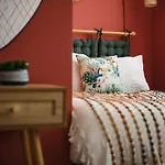 Gloucester Getaway With Gaming Room, Desk & Parking