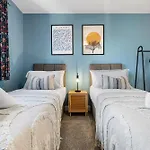 Stylish 4-Bedroom Townhouse With Two Large Parking Spaces And Superfast Wi-Fi