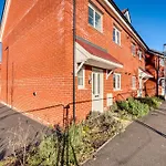 Stylish 4-Bedroom Townhouse With Two Large Parking Spaces And Superfast Wi-Fi