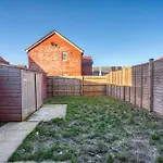 Stylish 4-Bedroom Townhouse With Two Large Parking Spaces And Superfast Wi-Fi