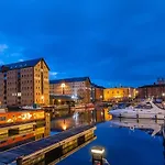 Elliot Oliver - Stylish Loft Style Two Bedroom Apartment With Parking