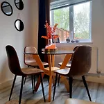 Brockeridge Stylish 2Br Home In Peaceful Area - Easy M5 Access & Free Parking By Suitely