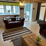Gloucester-Modernised 4 Bedroom Cottage-Sleeps 8-Free Parking-Fast Wi-Fi