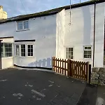 Gloucester-Modernised 4 Bedroom Cottage-Sleeps 8-Free Parking-Fast Wi-Fi