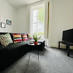 Modern Apartment In Gloucester Quays