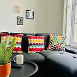 Modern Apartment In Gloucester Quays