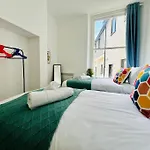 Modern Apartment In Gloucester Quays