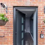 Elliot Oliver - Charming One Bedroom Apartment With Parking In The Docks