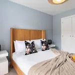 Elliot Oliver - Beautiful Two Bedroom Apartment With Parking In The Docks
