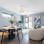 Elliot Oliver - Beautiful Two Bedroom Apartment With Parking In The Docks
