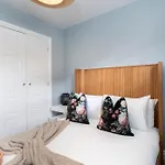 Elliot Oliver - Beautiful Two Bedroom Apartment With Parking In The Docks