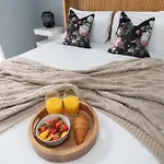 Elliot Oliver - Beautiful Two Bedroom Apartment With Parking In The Docks