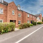 Spacious 6-Bedroom House - 3 Parking Spaces - Superfast Wi-Fi - Close To M5 - Long-Stay Rates!