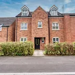 Spacious 6-Bedroom House - 3 Parking Spaces - Superfast Wi-Fi - Close To M5 - Long-Stay Rates!