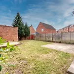 Spacious 6-Bedroom House - 3 Parking Spaces - Superfast Wi-Fi - Close To M5 - Long-Stay Rates!
