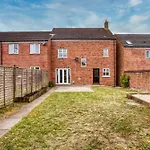 Spacious 6-Bedroom House - 3 Parking Spaces - Superfast Wi-Fi - Close To M5 - Long-Stay Rates!