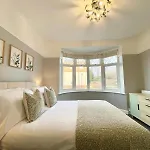 Large 4-Bedroom Detached House - Driveway For 3 Cars - 20-Minute Walk To City Centre - Gigabit Wi-Fi - Long Stay Rates!