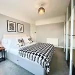 Large 4-Bedroom Detached House - Driveway For 3 Cars - 20-Minute Walk To City Centre - Gigabit Wi-Fi - Long Stay Rates!