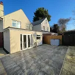 Large 4-Bedroom Detached House - Driveway For 3 Cars - 20-Minute Walk To City Centre - Gigabit Wi-Fi - Long Stay Rates!