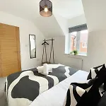 Brand New 4-Bedroom Detached House - 20-Min Walk To Gloucester Docks - Ample Parking - Superfast Wi-Fi - Long-Stay Rates!
