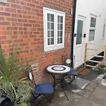 Gloucester - Apartment - Sleeps 2 - Parking - 97Ws