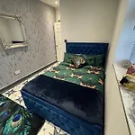 Gloucester - Apartment - Sleeps 2 - Parking - 97Ws
