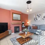 4 Bedroom Home With Hot Tub Near Gloucester City