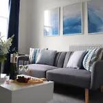 Brand New Modern Apartments Steps From Gloucester Quays