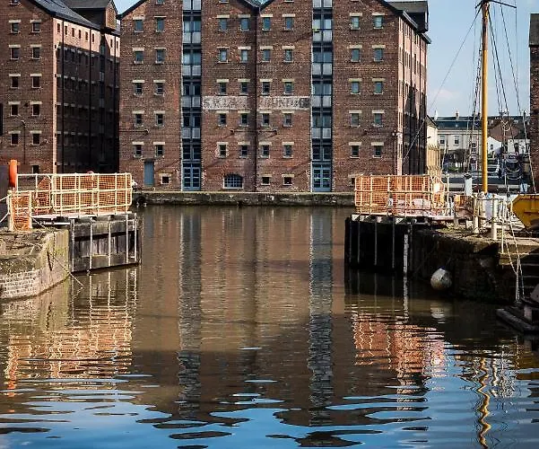 Fabulous 2 Bedroom, 2 Bathroom Executive Apartment Close To Gloucester Docks