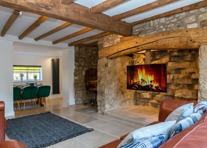 Gloucester-Modernised 4 Bedroom Cottage-Sleeps 8-Free Parking-Fast Wi-Fi