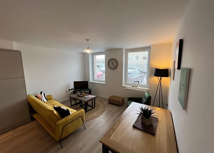Modern 2 Bedroom Apt Sleeps 6 - Near Gloucester
