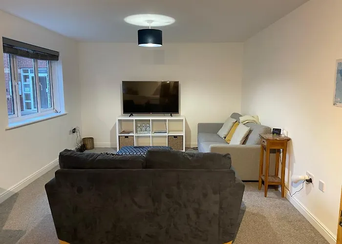 Large 2 Bedroom Apartment, 4 Beds One 1 En-Suite, Free Parking Nr Chelt Elmore And Quays