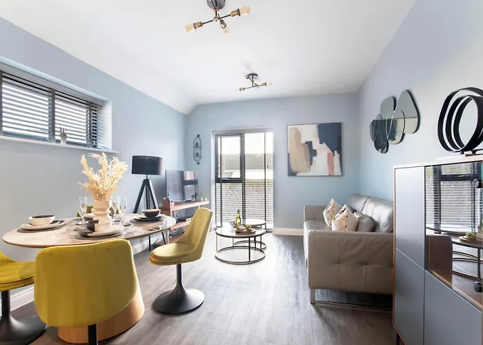 Elliot Oliver - Luxurious Two Bedroom Apartment In The Docks