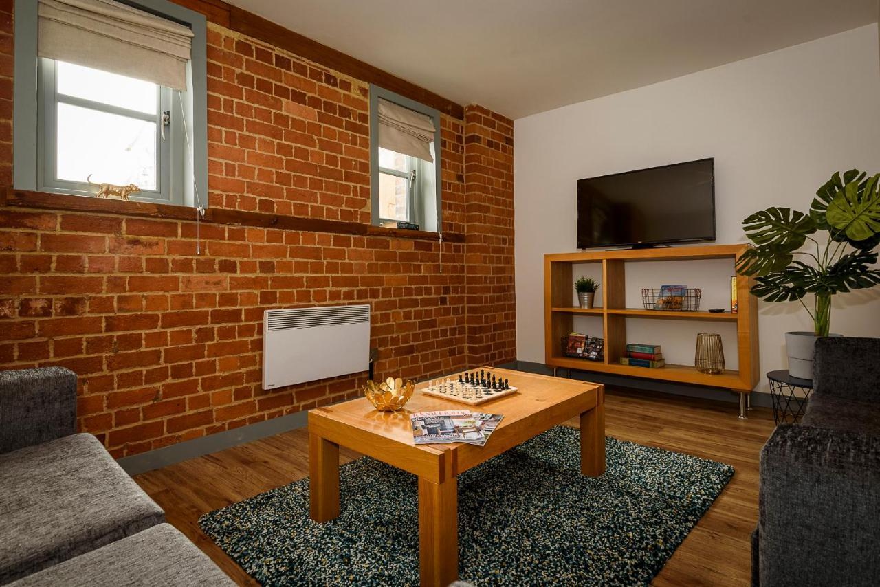 Fabulous 2 Bedroom, 2 Bathroom Executive Close To Docks