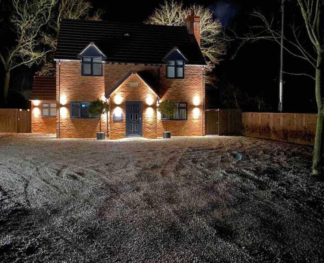Larks Cottage With Hot Tub Pool Table And Sky Holiday home *