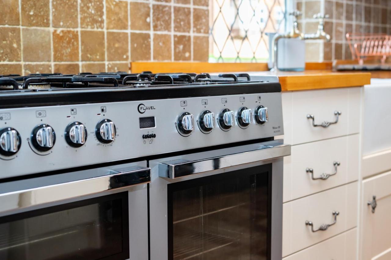 Cosy 3 Bed In Gloucester-parking-garden-free Hot Tub At The Weekends * Gloucester
