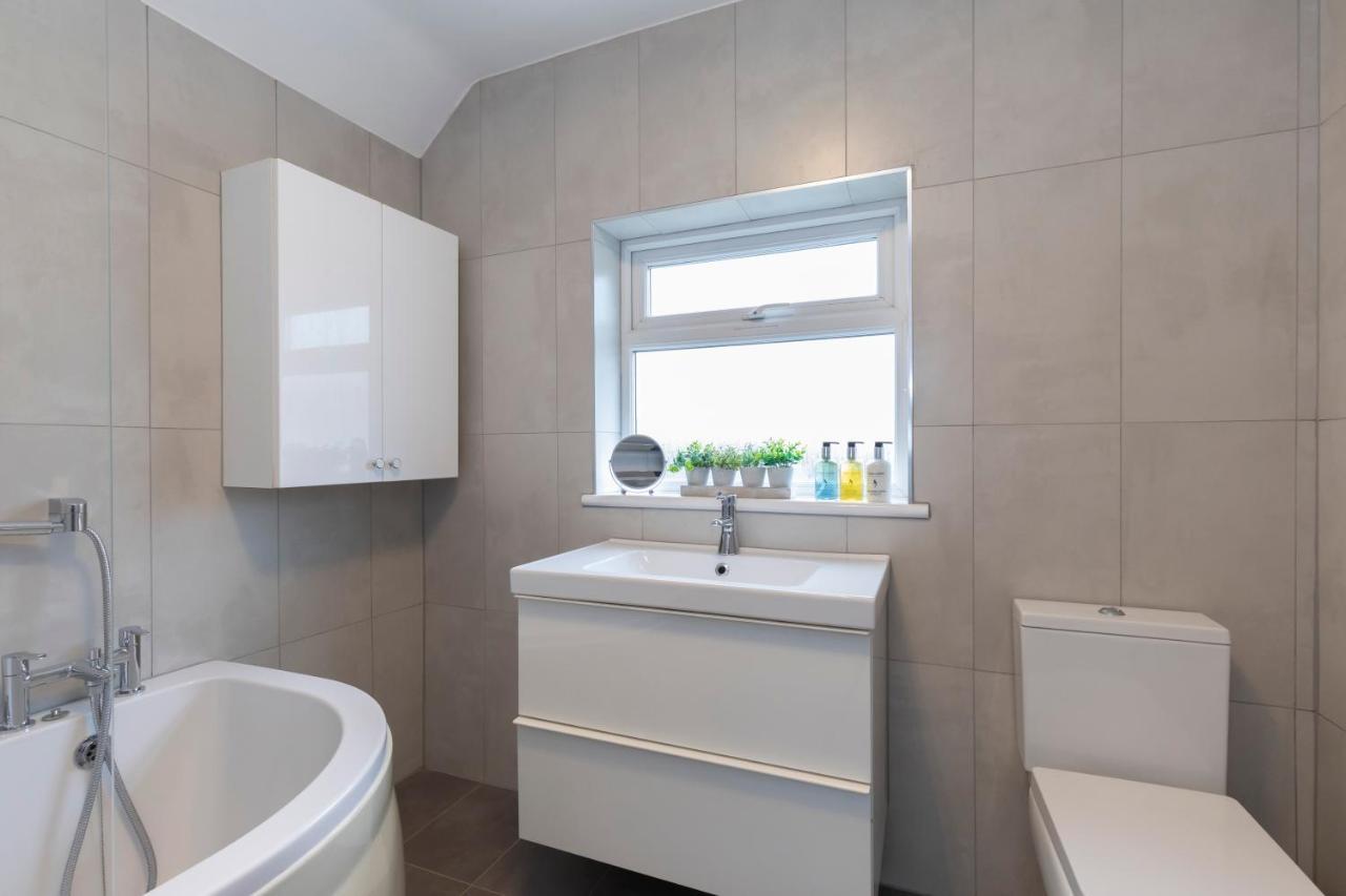 4 Bedroom With Hot Tub Near Holiday home *