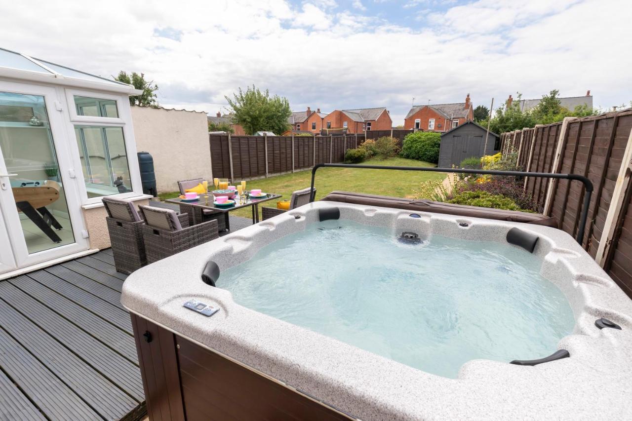 4 Bedroom With Hot Tub Near Holiday home Gloucester