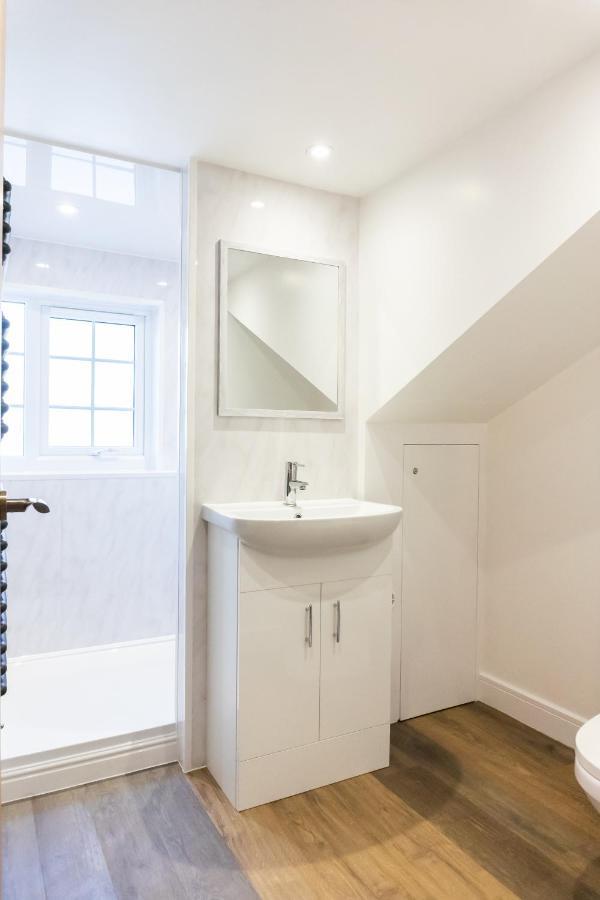 Gloucester-modernised 4 Bedroom Cottage-sleeps 8-free Parking-fast Wi-fi Nhà nghỉ Gloucester