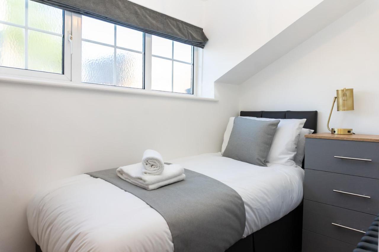 Gloucester-modernised 4 Bedroom Cottage-sleeps 8-free Parking-fast Wi-fi * Gloucester