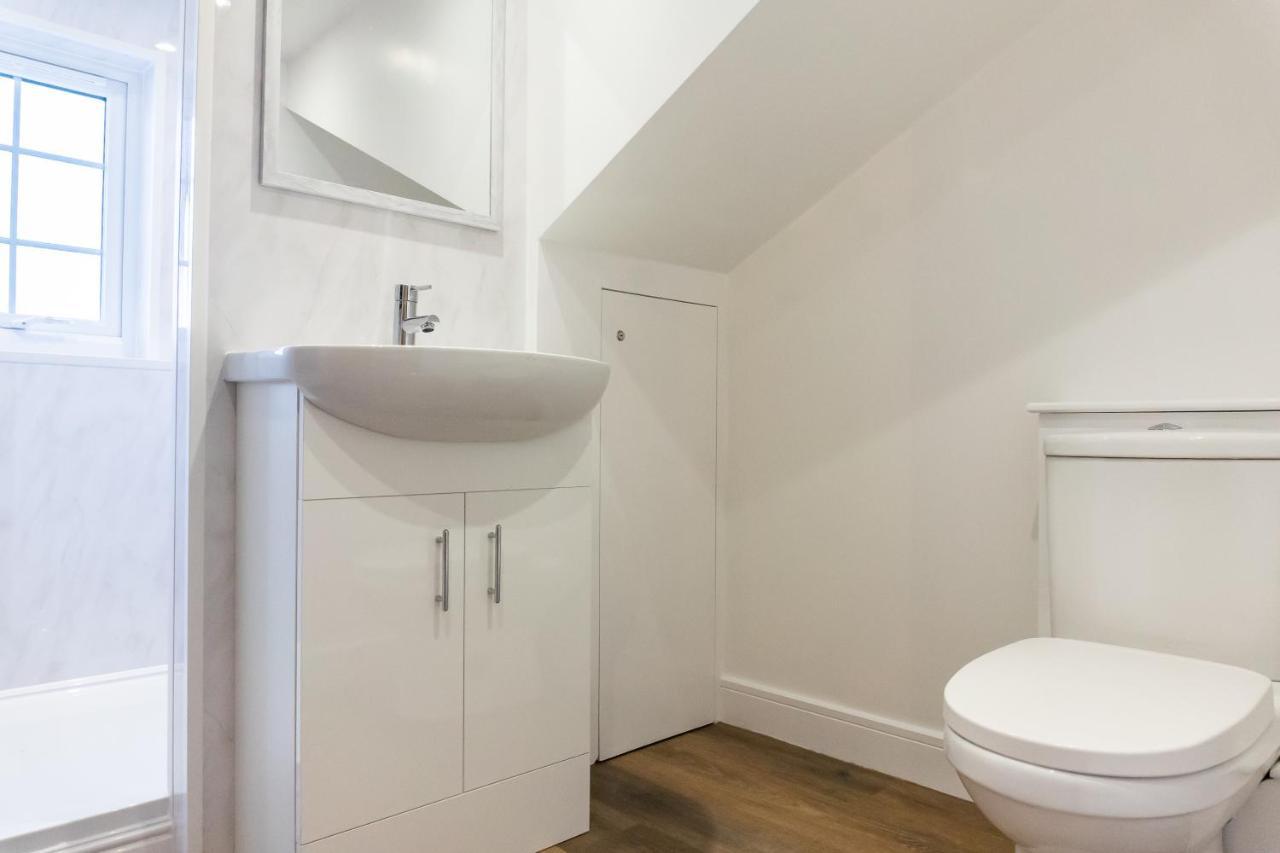Gloucester-modernised 4 Bedroom Cottage-sleeps 8-free Parking-fast Wi-fi Nhà nghỉ