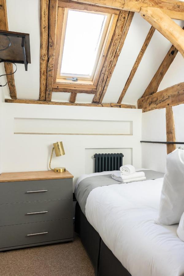 Gloucester-modernised 4 Bedroom Cottage-sleeps 8-free Parking-fast Wi-fi Nhà nghỉ Gloucester
