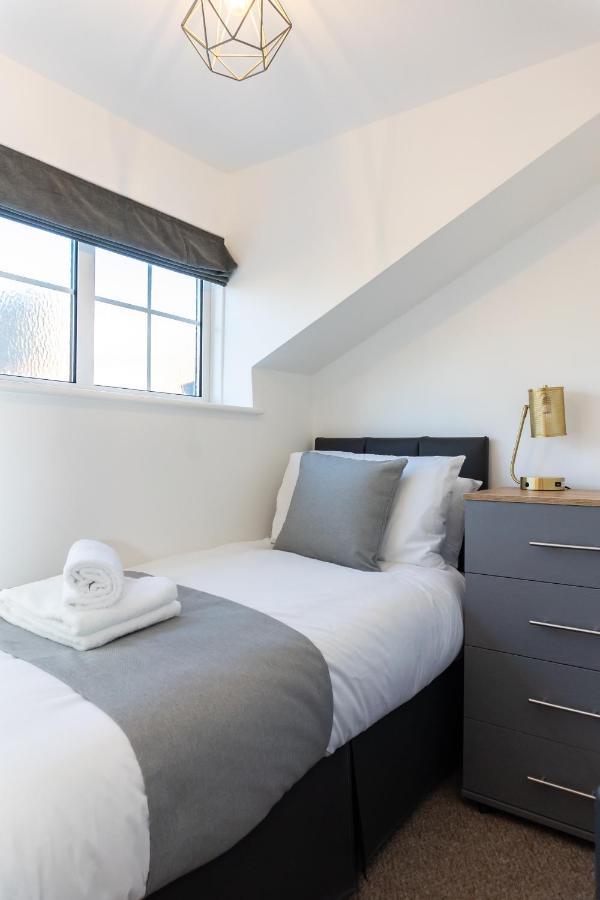 Gloucester-modernised 4 Bedroom Cottage-sleeps 8-free Parking-fast Wi-fi * Gloucester