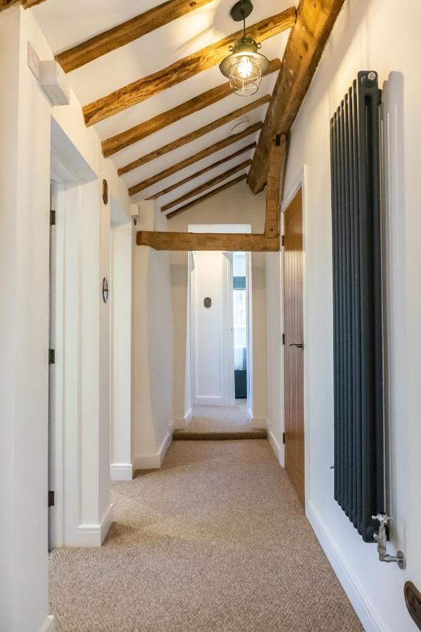 Gloucester-modernised 4 Bedroom Cottage-sleeps 8-free Parking-fast Wi-fi