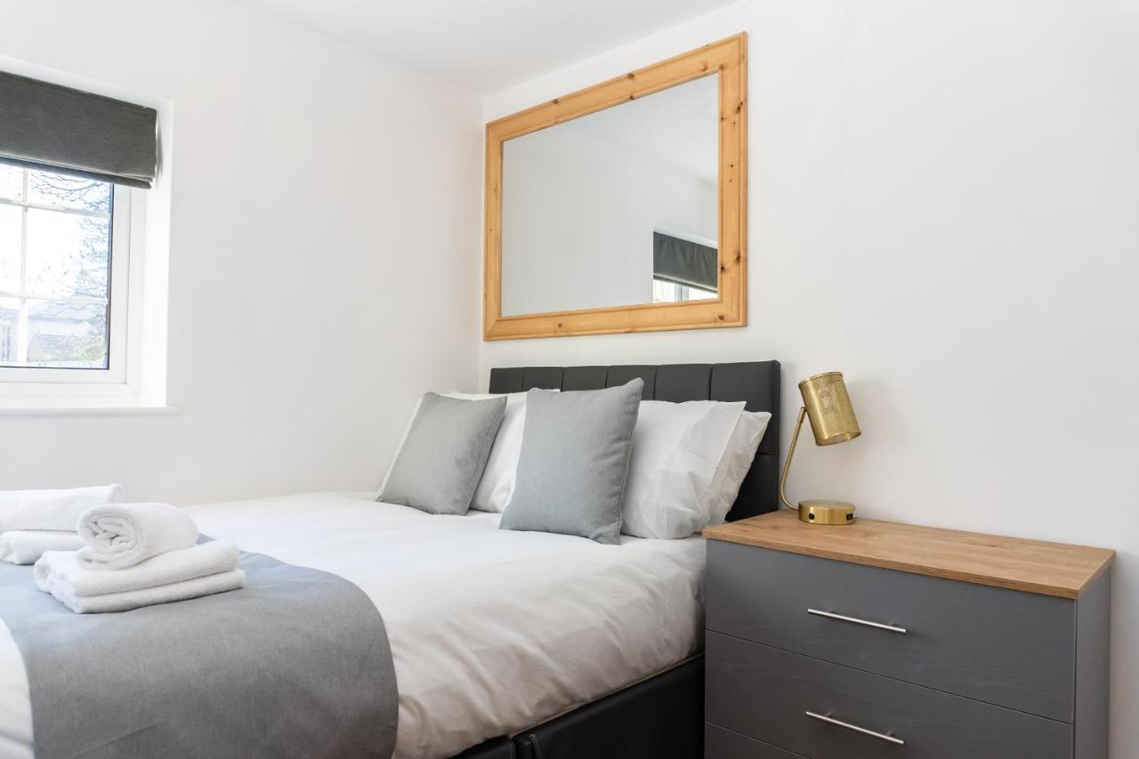 Gloucester-modernised 4 Bedroom Cottage-sleeps 8-free Parking-fast Wi-fi Gloucester