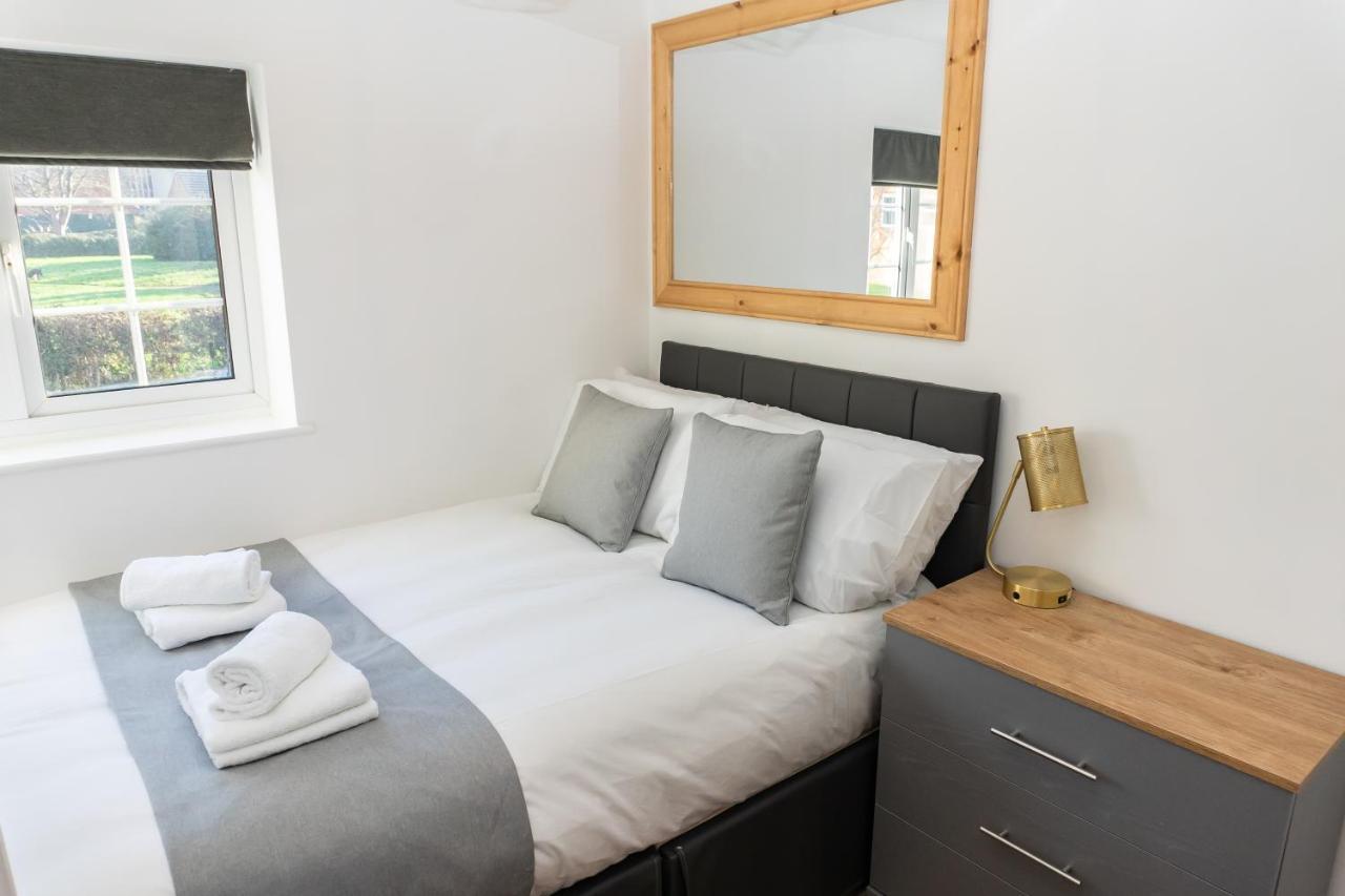 Gloucester-modernised 4 Bedroom Cottage-sleeps 8-free Parking-fast Wi-fi Nhà nghỉ Gloucester
