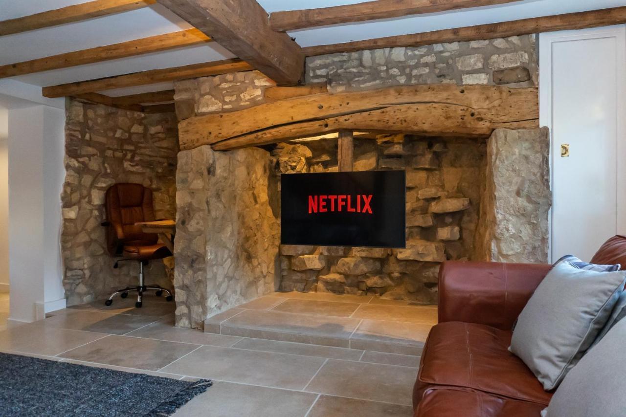 Gloucester-modernised 4 Bedroom Cottage-sleeps 8-free Parking-fast Wi-fi *