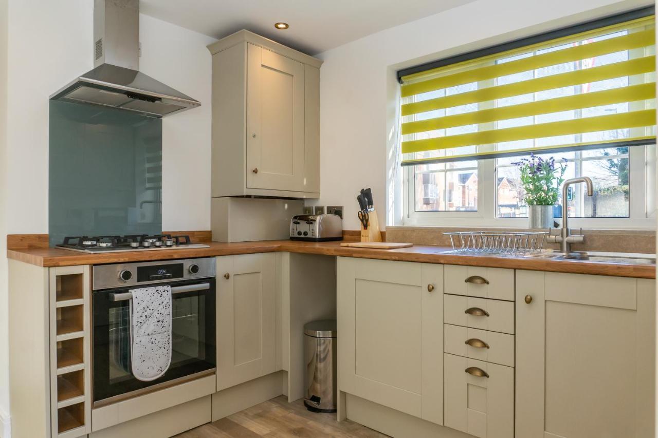 Gloucester-modernised 4 Bedroom Cottage-sleeps 8-free Parking-fast Wi-fi Gloucester
